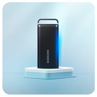 Czarny głośnik Samsung z uchwytem na białym podeście na niebieskim tle.