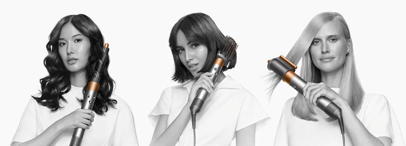 Trzy kobiety używają stylerów Dyson Airwrap do stylizacji włosów na białym tle.