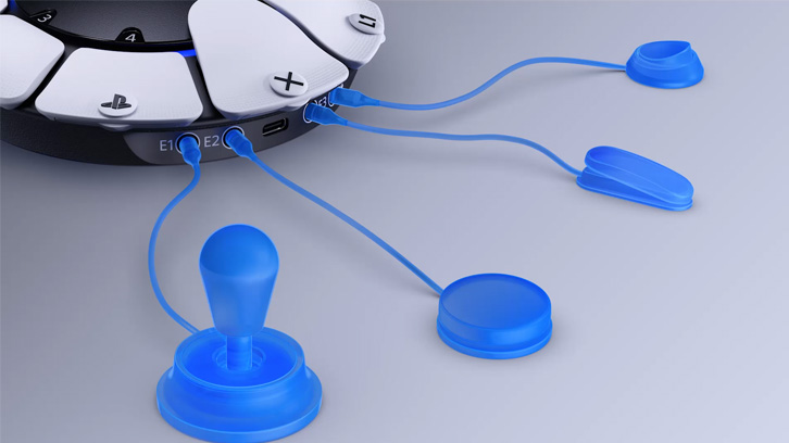 Część kontrolera z przyciskami i akcesoriami w kolorze niebieskim na jasnym tle.