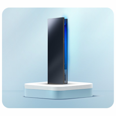 Czarny prostokątny obiekt stoi pionowo na białym podium na tle jasnoniebieskim.