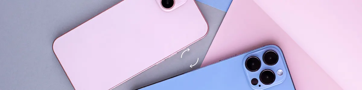 Dwa telefony iPhone leżą obok siebie na stole i bezprzewodowo przenoszą dane.