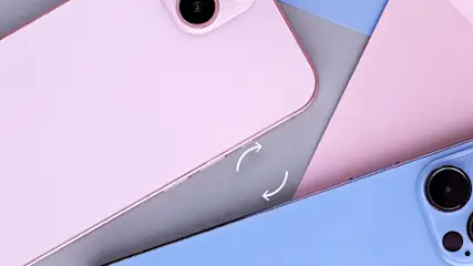 Dwa telefony iPhone leżą obok siebie na stole i bezprzewodowo przenoszą dane.