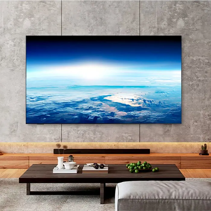 Telewizor zawieszony w eleganckim salonie.