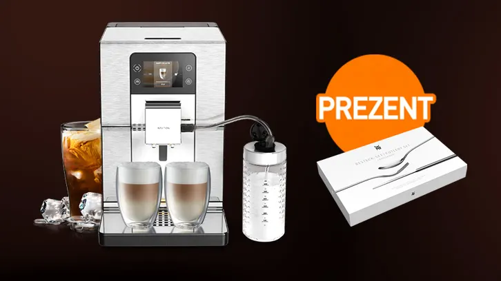 Ekspres do kawy, dwie szklanki latte, lód, pojemnik na mleko i pudełko z napisem "Prezent" na brązowym tle.