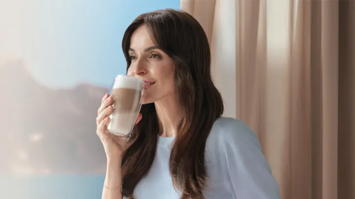 Modelka pijąca kawę