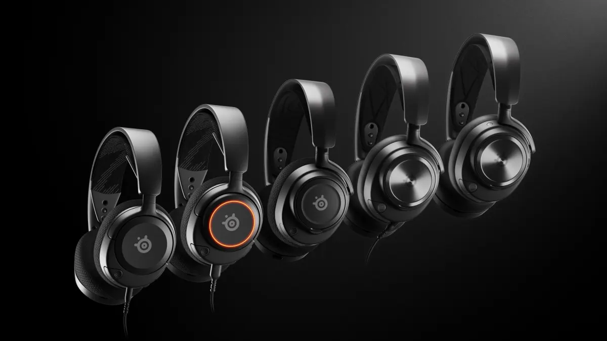 Na czarnym tle widoczny jest szereg czarnych słuchawek nausznych z mikrofonem, ustawionych w rzędzie.