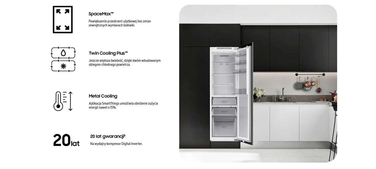 Lodówka z otwartymi drzwiami w kuchni. Szafki czarne i białe. Wiszące garnki i kwiaty na blacie.