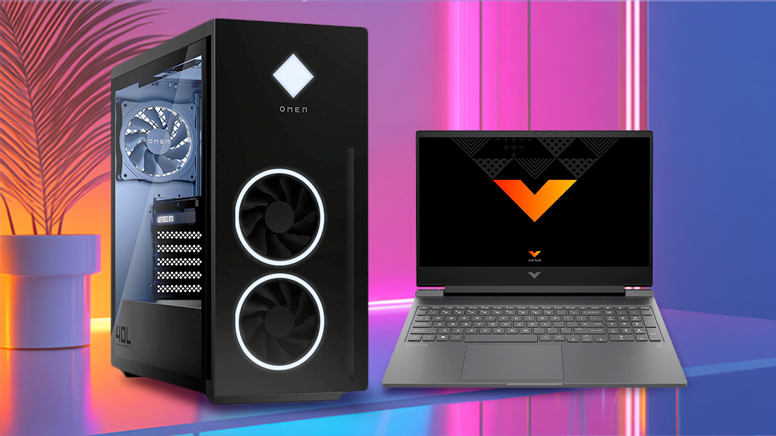 Czarny komputer stacjonarny z logo OMEN i laptop na tle w kolorach różu i błękitu. Obok komputera doniczka z rośliną.