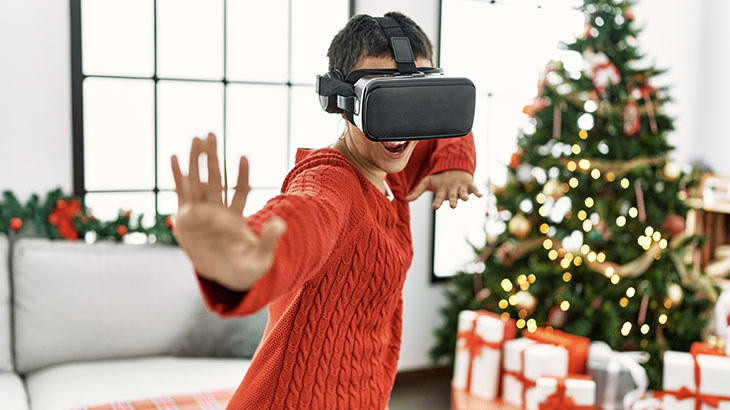 Postać mająca okulary vr i ćwicząca sztuki walki, w tle choinka.
