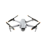 Szary dron z czterema czarnymi śmigłami na białym tle, skierowany obiektywem w stronę widza.