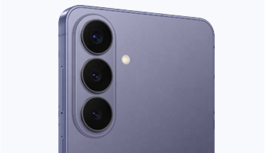 Zbliżenie tylnego panelu fioletowego smartfona Galaxy S26: trzy obiektywy w pionie po lewej i dioda LED obok; matowe wykończenie, zaokrąglone rogi.