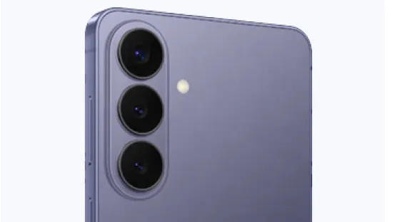 Zbliżenie tylnego panelu fioletowego smartfona Galaxy S26: trzy obiektywy w pionie po lewej i dioda LED obok; matowe wykończenie, zaokrąglone rogi.