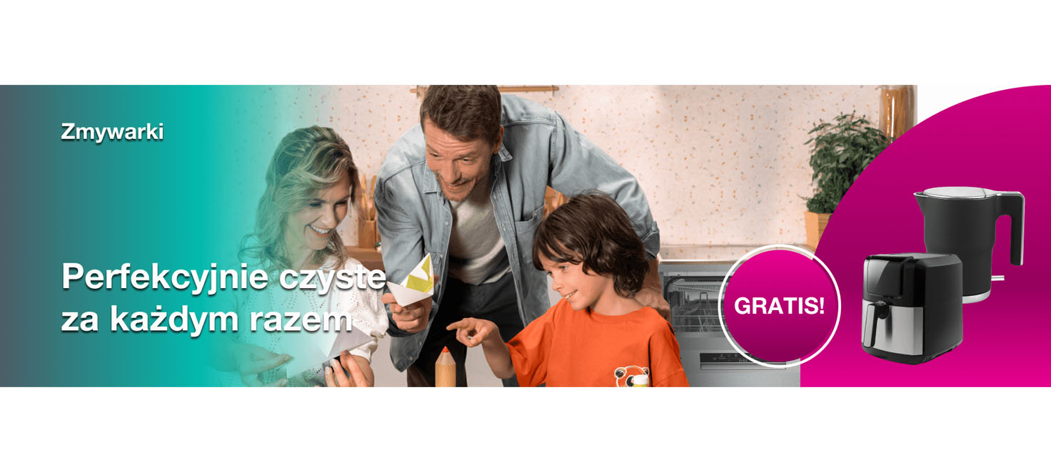 Rodzina wspólnie robiąca łódki z papieru