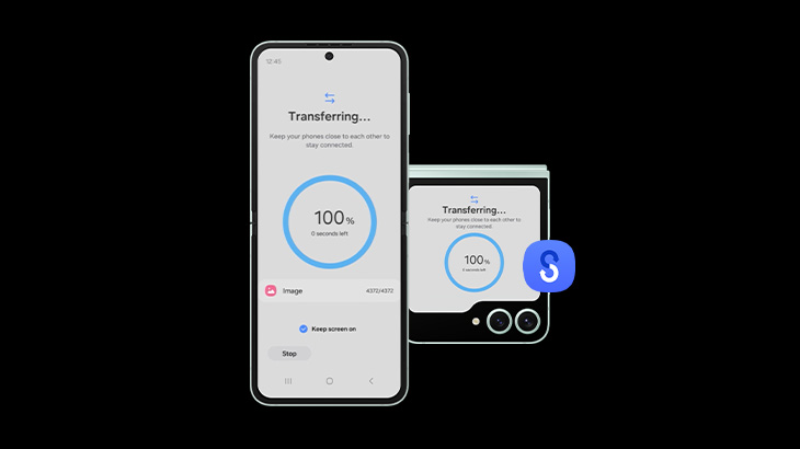 Dwa telefony przesyłają dane. Ekrany pokazują postęp 100% w niebieskim okręgu. Ikona 'S' jest widoczna obok. Tło jest czarne.