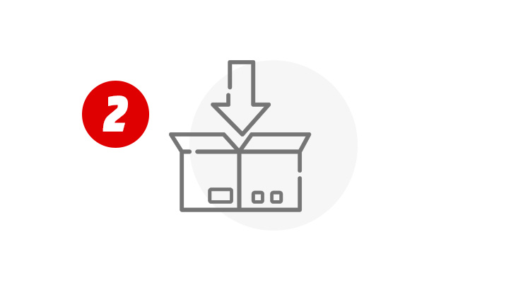 Na białym tle ikona paczki z czerwoną cyfrą dwa po lewej stronie i szarą strzałką skierowaną w dół.