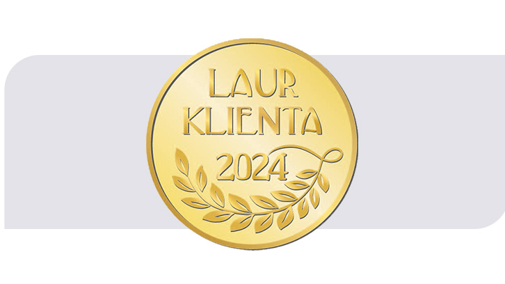 Złota moneta z napisem "Laur Klienta 2024" i gałązką oliwną na szarym tle.