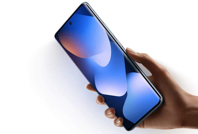 Ręka trzymająca smartfon XIAOMI Redmi Note 15 4G.