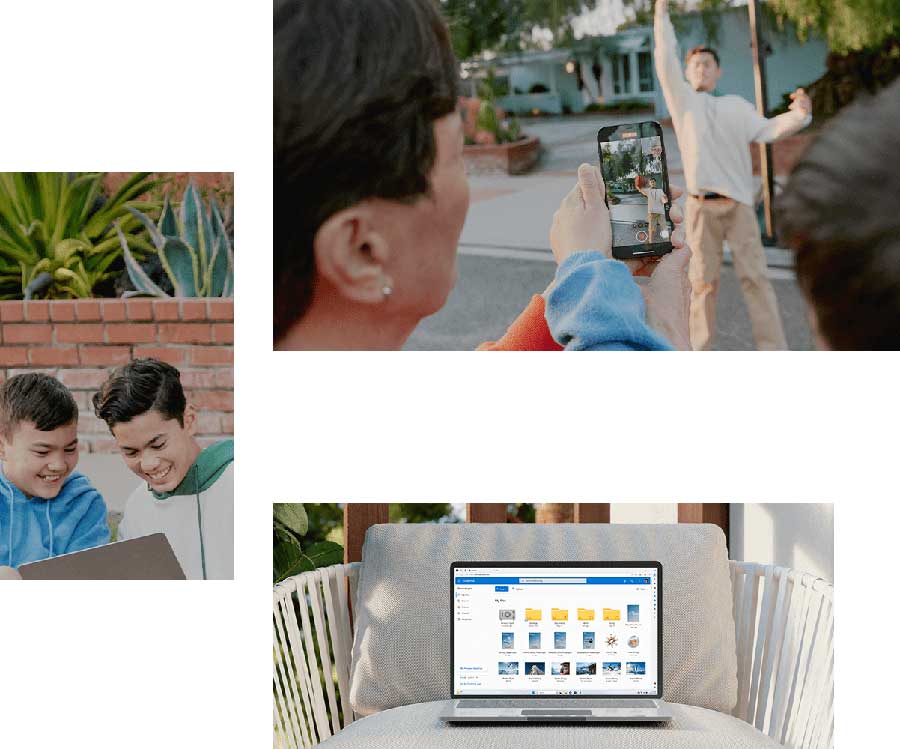 Chłopcy korzystają z laptopa, osoba filmuje kogoś telefonem, laptop leży na krześle.