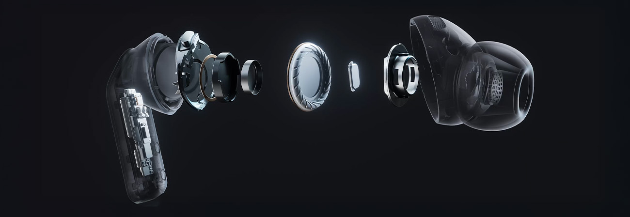 Rozstrzelony widok słuchawki buds4 pro na ciemnym tle: przezroczysta obudowa z lewej, w rzędzie rozłożone podzespoły (płytka, magnesy, przetwornik, filtr), po prawej kopułka akustyczna z silikonową końcówką.
