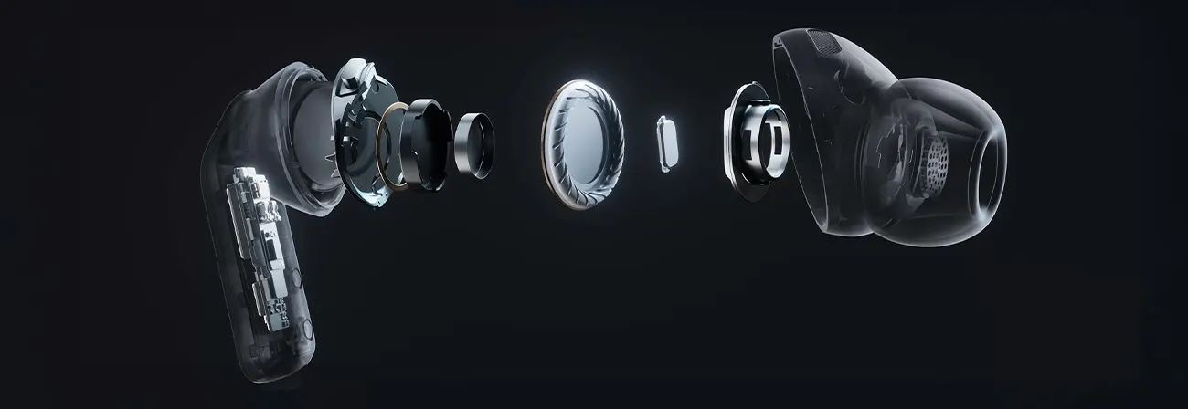 Rozstrzelony widok słuchawki buds4 pro na ciemnym tle: przezroczysta obudowa z lewej, w rzędzie rozłożone podzespoły (płytka, magnesy, przetwornik, filtr), po prawej kopułka akustyczna z silikonową końcówką.