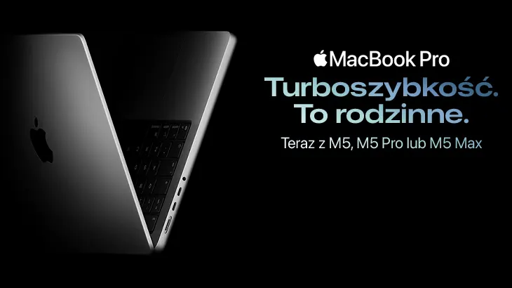 MacBook Pro Turboszybkość. To rodzinne. Teraz z M5, M5 Pro lub M5 Max. Otwarty laptop na czarnym tle.