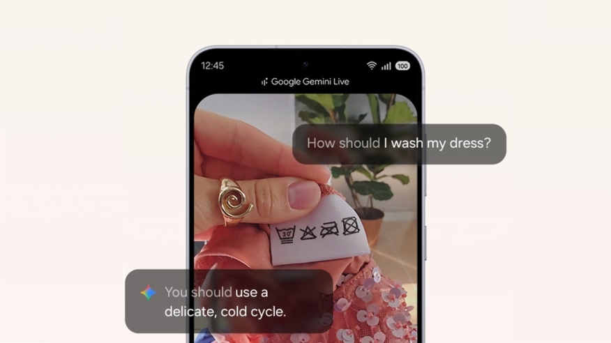Funkcje AI na telefonie Samsung Galaxy S25 FE w postaci dymków z rozmową po angielsku na ekranie urządzenia.
