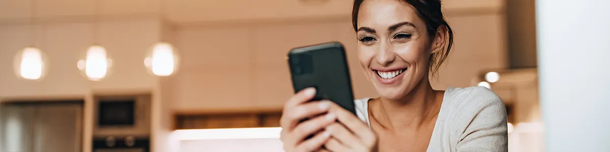 Kobieta korzystająca ze smartfona z rankingu najlepszych telefonów do 4000 zł.
