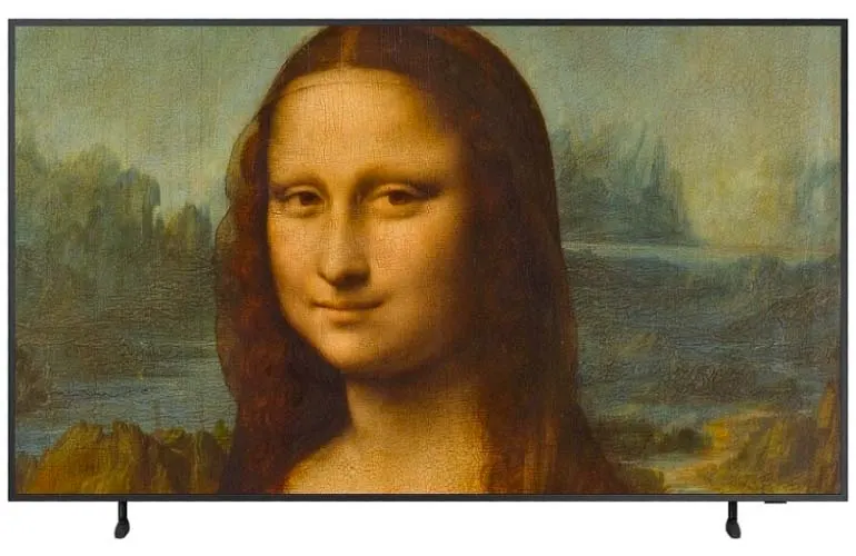Czarny telewizor wyświetla obraz Mony Lisy na zielonym tle krajobrazu z górami i wodą.