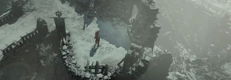 Widok z góry na postać w czerwonej szacie na kamiennym placu, otoczoną gruzami i mgłą. Flaga i drewniana palisada w tle.