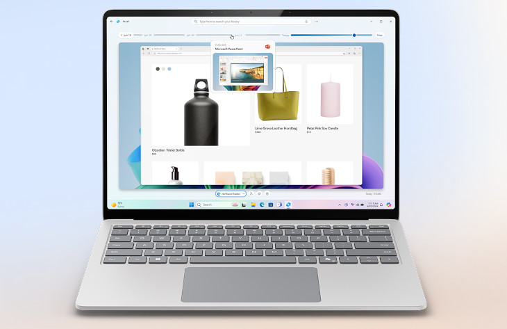 Laptop z otwartą przeglądarką internetową. Na ekranie widoczne zdjęcia produktów: bidon, torba i świeca.
