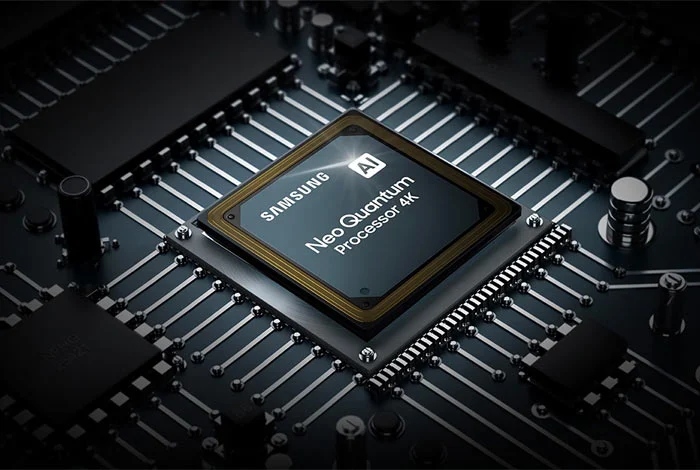 Czarny obwód drukowany z chipem Samsung Neo Quantum Processor 4K pośrodku, otoczony ścieżkami i komponentami.