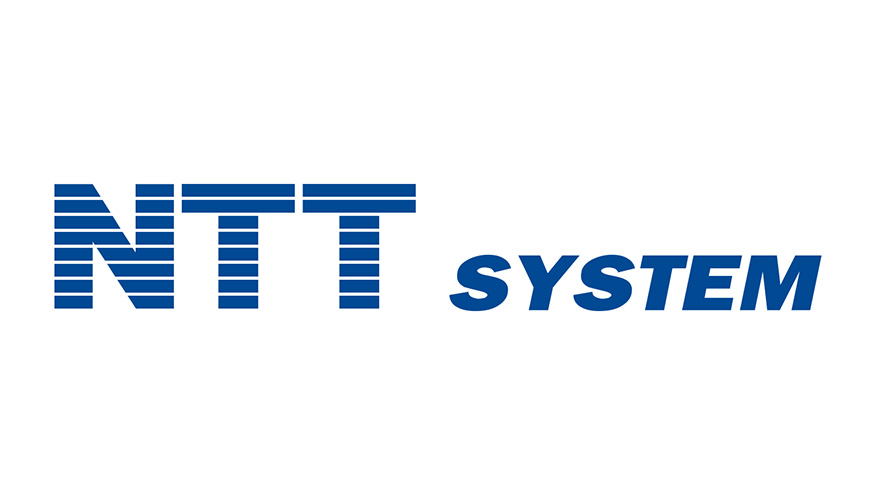 Logo NTT System na białym tle. Litery "NTT" zbudowane z poziomych, niebieskich pasków. Obok napis "SYSTEM" w kolorze niebieskim.