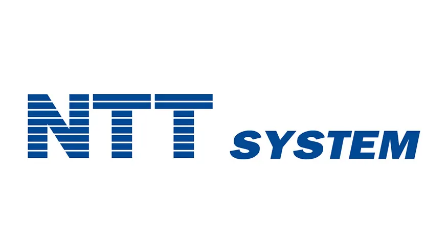 Logo NTT System na białym tle. Litery "NTT" zbudowane z poziomych, niebieskich pasków. Obok napis "SYSTEM" w kolorze niebieskim.