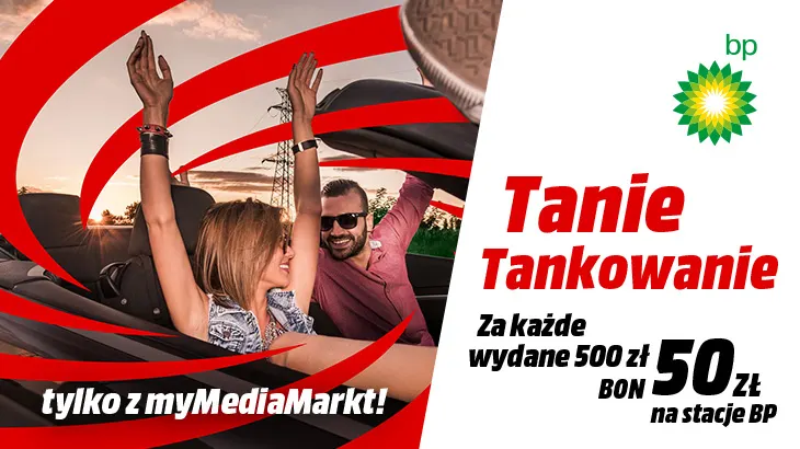 Uśmiechnięta para w kabriolecie tankuje ze zniżką 50 zł na BP
