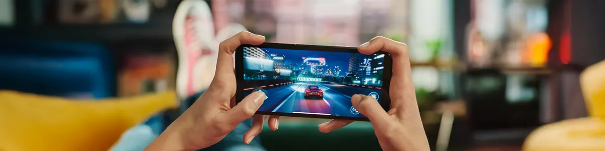 Chłopak grający na smartfonie z rankingu telefonów gamingowych.
