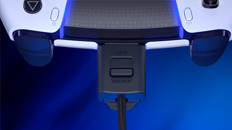 Zbliżenie na biały kontroler do gier z czarnym kablem na niebieskim tle. Widoczne przyciski i port ładowania.