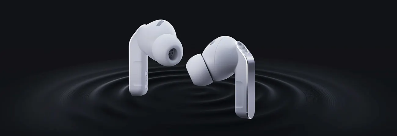 Dwie białe słuchawki dokanałowe buds4 pro unoszące się nad ciemnym tłem, skierowane ku sobie; silikonowe końcówki i srebrne wstawki na trzonkach, pod nimi koncentryczne fale dźwięku.