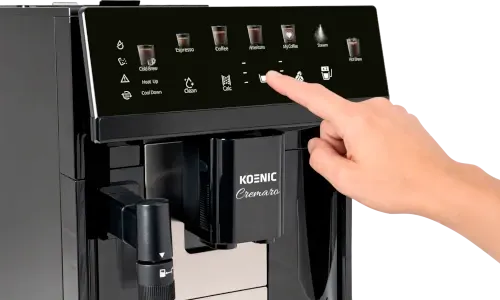 Palec naciska ikonę na panelu dotykowym czarnego automatycznego ekspresu do kawy.