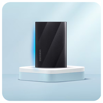 Czarny dysk Samsung na białej platformie na tle błękitu.