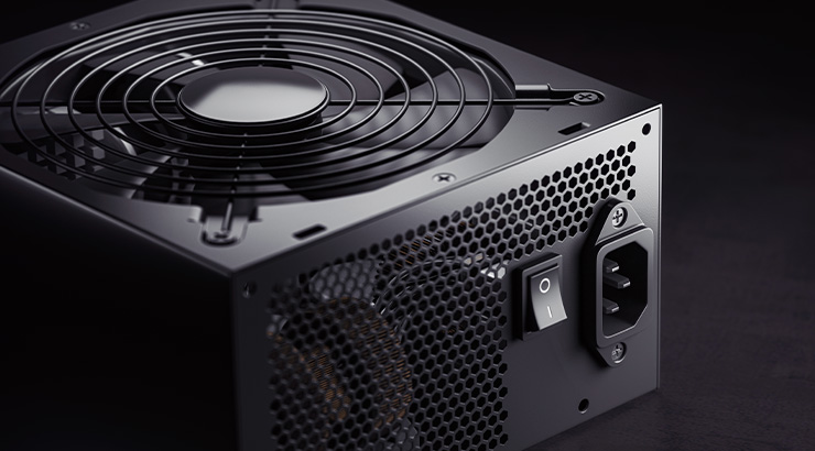 Czarny zasilacz komputerowy z wentylatorem, włącznikiem i gniazdem zasilania na tle ciemnego tła.