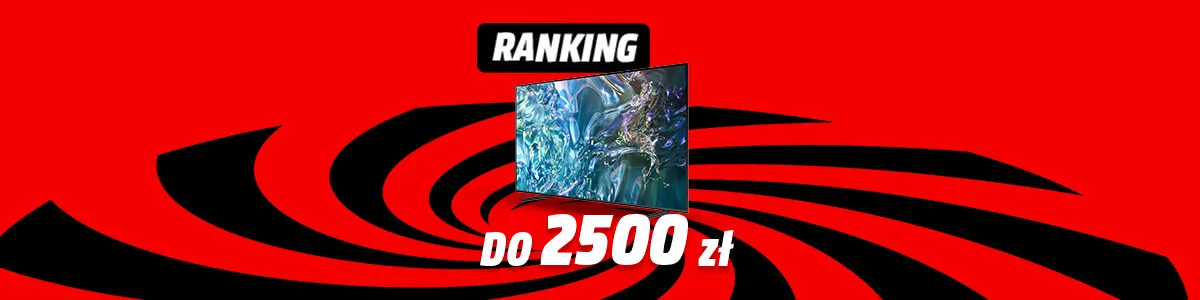 Salon z telewizorem z widokiem na góry, obrazem i białymi zasłonami.