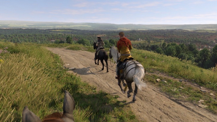 Na zdjęciu polna droga wiodąca przez wzgórza; w oddali dwóch jeźdźców na koniach. Po bokach drogi rosną trawy i rośliny.