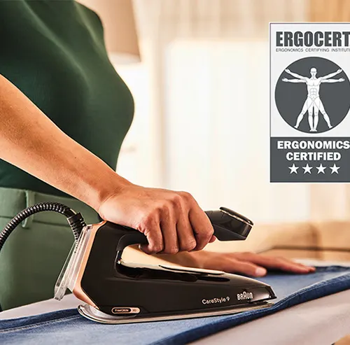 Kobieta prasuje żelazkiem Braun CareStyle 9 na desce do prasowania. W tle certyfikat ergonomiczny Ergocert.