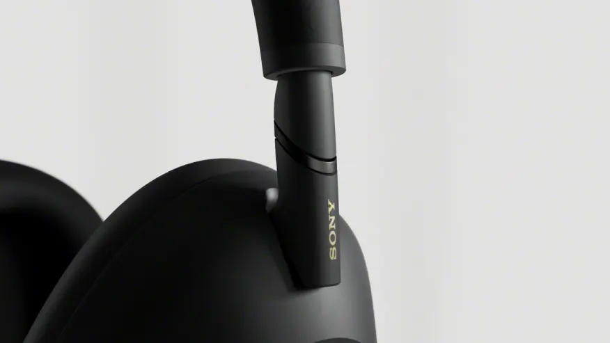 Czarne słuchawki Sony na jasnym tle. Widoczny pałąk i nauszniki, z detalami i logo marki.