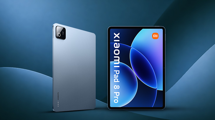 Xiaomi Pad 8 Pro na niebieskim tle. Tablet pokazany z dwóch stron.