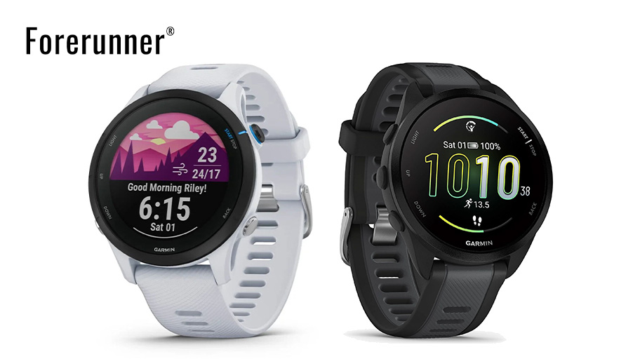 Dwa zegarki sportowe Forerunner, jeden biały, drugi czarny, oba pokazują różne dane na wyświetlaczach.
