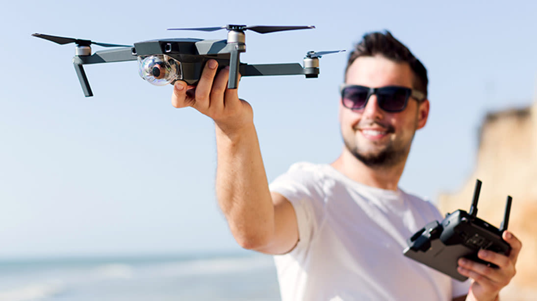Mężczyzna z dronem otrzymanym jako elektroniczny prezent.