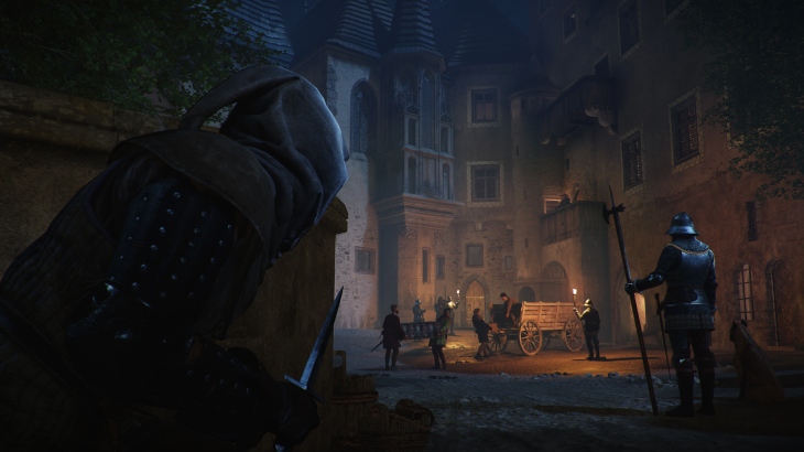 Nocna scena z gry: budynek w tle, grupa postaci, wózek i strażnik z halabardą w zbroi.