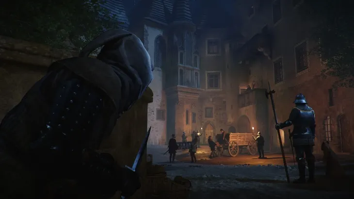 Nocna scena z gry: budynek w tle, grupa postaci, wózek i strażnik z halabardą w zbroi.