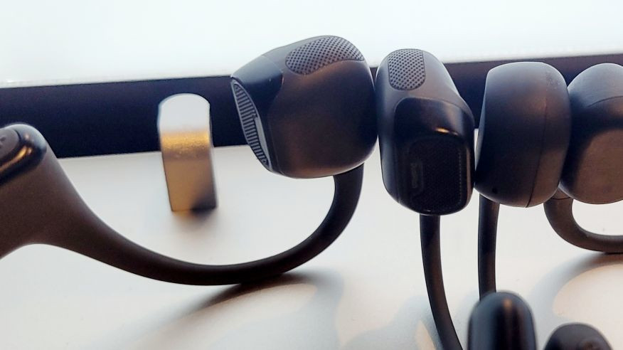 Dwa modele słuchawek otwartych z zbliżeniu: combo z przewodnictwem powietrznym i kostnym oraz model kostny.